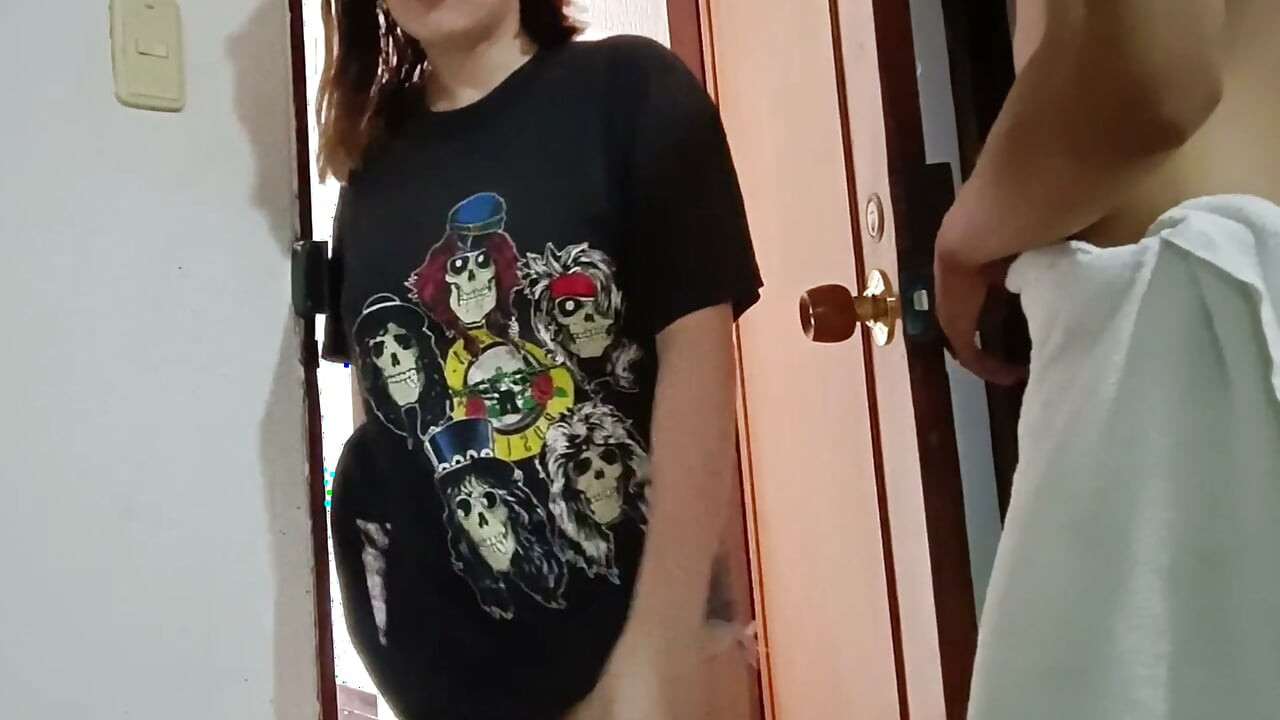 Üvey kız kardeşim beni saksoyla karşılıyor.
