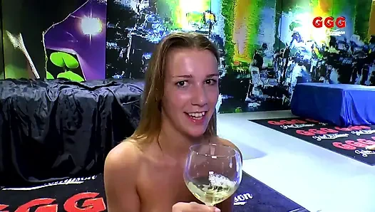 Pembe Saçlı Solo Sürtük Amcığını Yumrukla açıyor Ve Bahçede Fışkırtıyor!