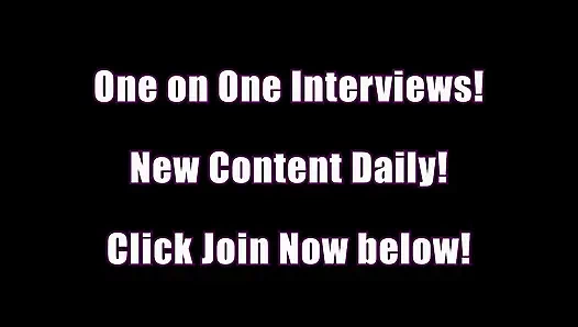 Bella kıllı amcığını parmaklıyor ve ovuyor