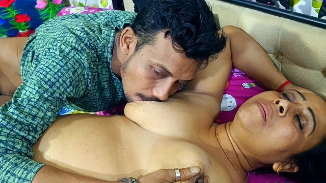 Seksi yoga sınıfı öğretmeni, yoga yaparken öğrencisi tarafından beceriliyordu.