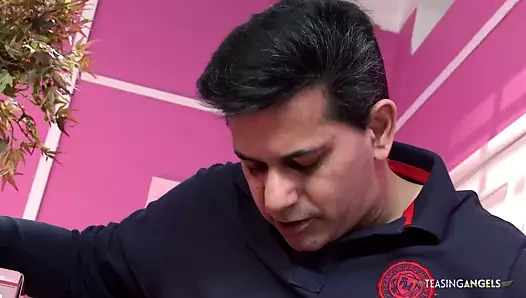 Güzel orta yaşlı seksi kadın büyük kalın yarağını başka bir bebekle paylaşıyor