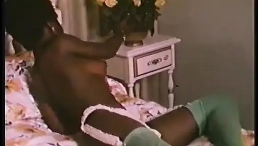 Retro zenci yıldızı kadın kılıklı roscoe muhteşem çıplak vücudunu gösteriyor