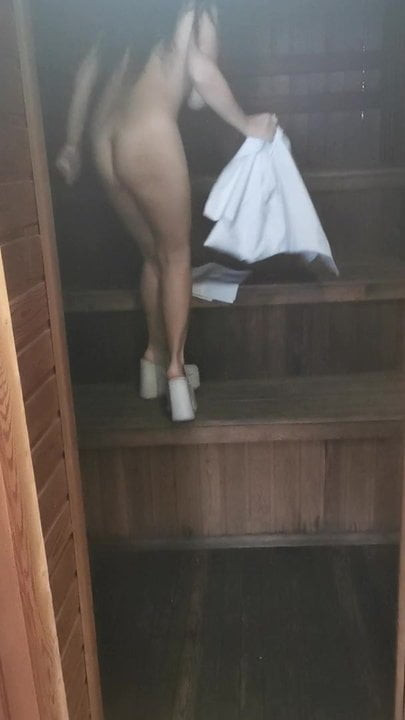 Kaltak yana saunada kedi ile oynuyor