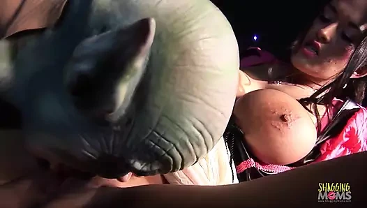 Birkaç orta yaşlı seksi kadınla sapık bir dörtlü seks çabucak grup sekse dönüşüyor ve boşalmalarla bitiyor