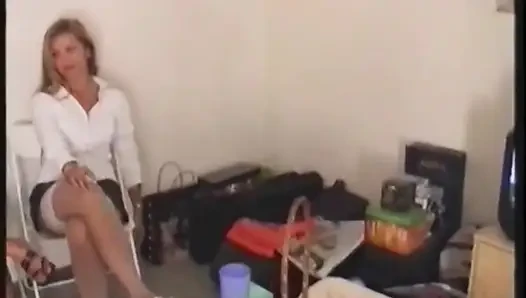Kölesini soyunduruyor ve ayaklarını ve arkadaşının ayaklarını yalatıyor