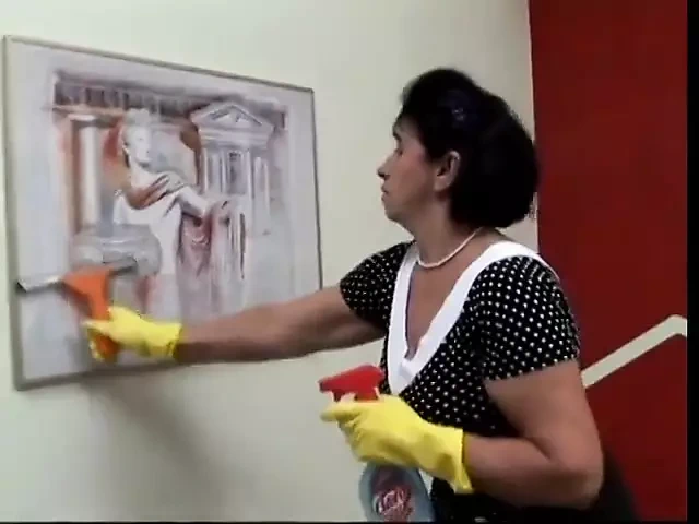 Bu nine temizlikçi kadın aç amında büyük genç bir yarağa sahip oluyor