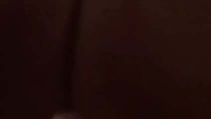 Kendisiyle oynarken karısının kıçını kırmızıya çevirmek