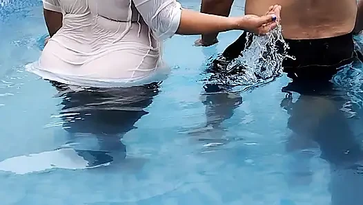 Ateşli bir çiftin yüzme havuzunda riskli eğlencesi.