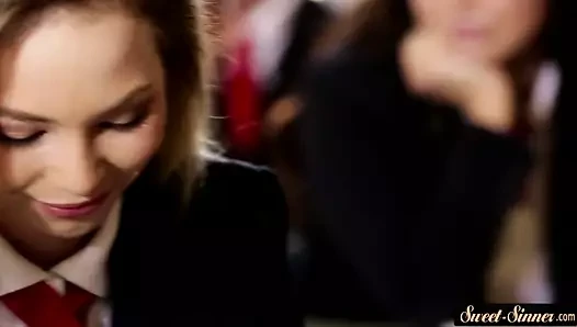 Güzel genç kız öğrenci delinmiş olur