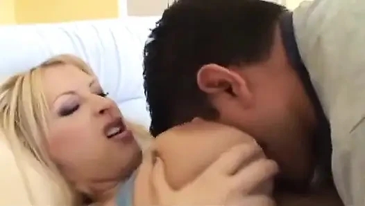 Azgın tatlı kız büyük bir direk ıslak amını siktiğinde yalan söylüyor