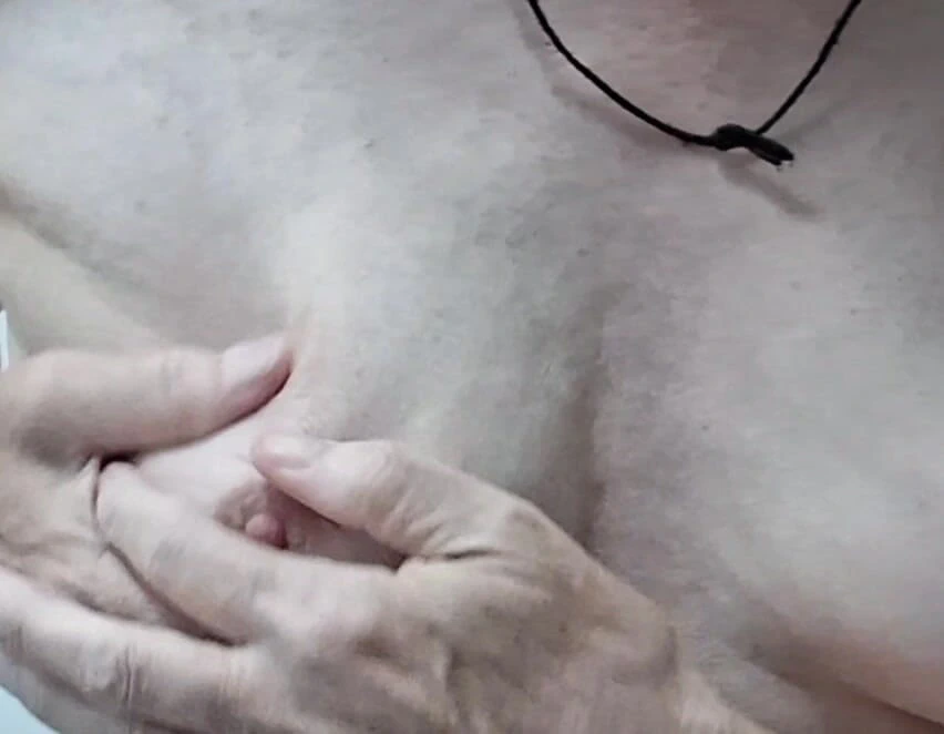 Gerçek göğüslerim var. Hassas ve yumuşak