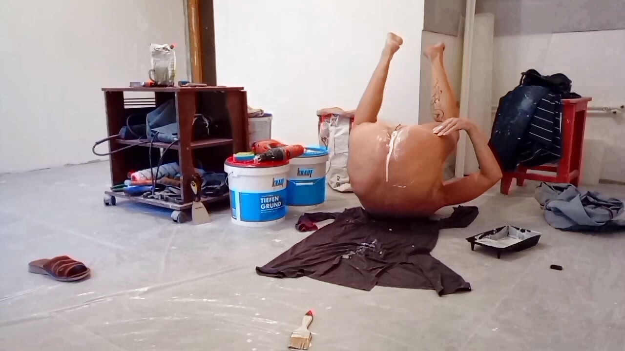 A milf painter pours paint into her pussy.