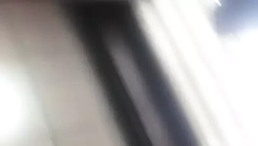 Arap güzelinin ateş kırmızısı şortu var