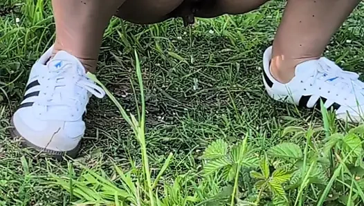 Ateşli evli kadın açık havada işiyor derlemesi