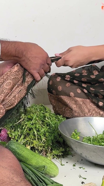 Komal mami, sebzeyi tedavi ediyorsun, bana bir muz ver. | Klip 1