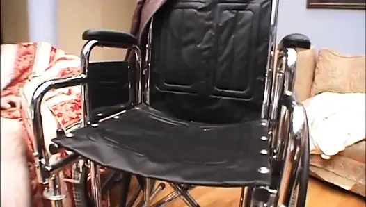 Büyük memeli orta yaşlı seksi kadın genç yarağı ağzında seviyor... ağzına boşalma