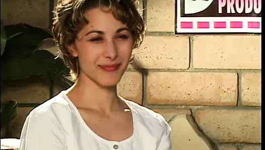 Dalgalı saçlı ve şımarık memeli çekici ateşli kız yüklenirken yüzünü düşürdü ve amcığı büyük aletle sıkıştı