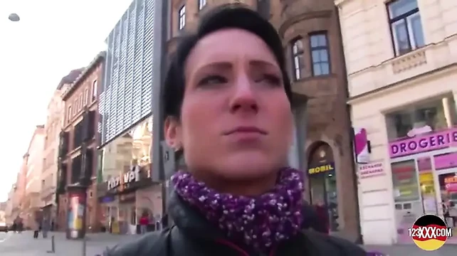 Симпатичную брюнетку сняли на улице для хорошего траха