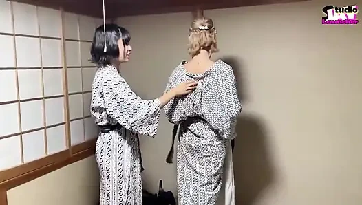 Sarışın ve koyu saçlı bir güzellik açık gökyüzünün altında vahşi tutkuyu paylaşıyor. - C