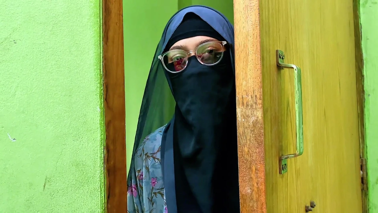 जब एक सेक्सी महिला मेरे पास दान माँगने आती है