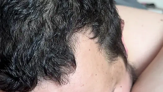 Kız arkadaşını dışarıda yalıyor