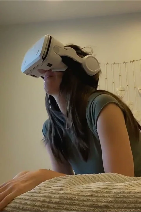 Aman tanrım! Vr porno izlerken ateşli spermle sürpriz