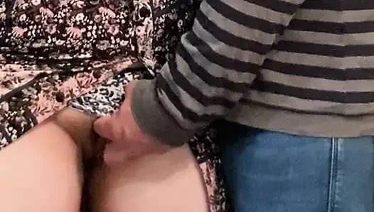 Bu yabancının parmakları amımı eteğimin altına sürtüyor
