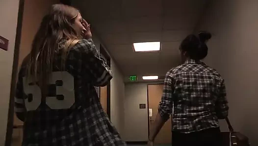 Sürtükler Angelina Chung ve Jenna Ashley ile üçlü seks