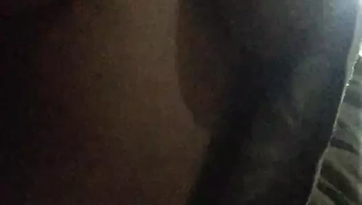 Azgın ve yaramaz anne geceleri göğüsleri ile oynuyor