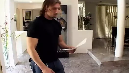 Mükemmel sarışın bebek vahşi anal sikişten sonra döl içiyor