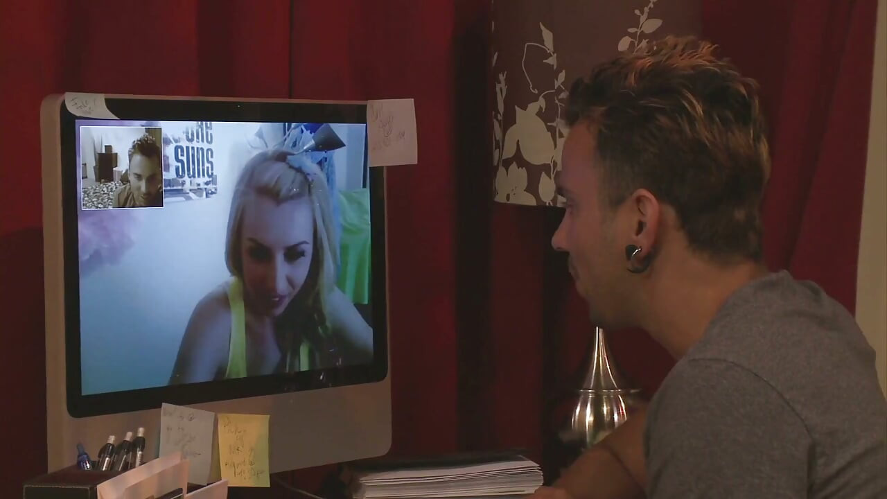 18 yaşındaki Lexi Belle internette tanıştığı bir adamla sikişiyor