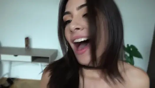 Büyük memeli yıldızları Valentina Nappi Tru Kait ile sert üçlü seks