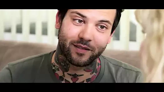 Busty saksocu adım anne gösterir göt kapalı