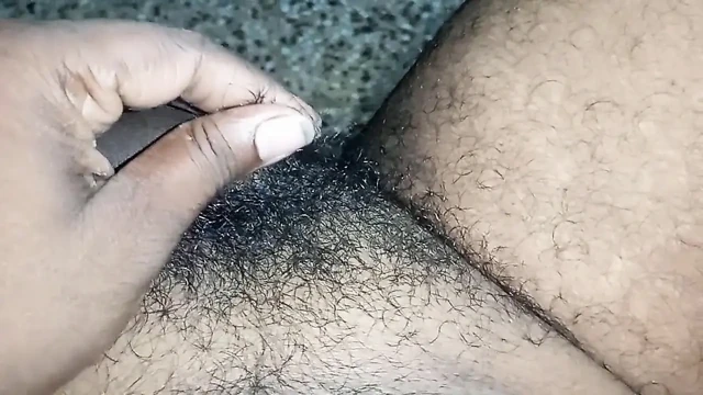 Karımı anal sikiyor ve Hintli yarağımı öpüyor