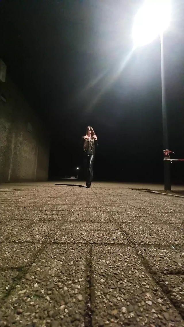 Сисси идет на улице в коже