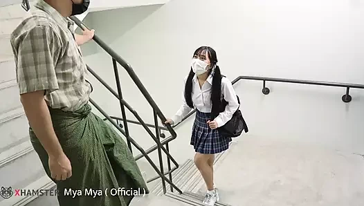 Sıkı amcıklı 18 yaşındaki kız evli erkekleri götünü sikmesi için baştan çıkarıyor