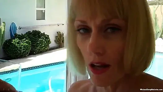 Kötü seksi melanie: orta yaşlı seksi kadın için iki yarak