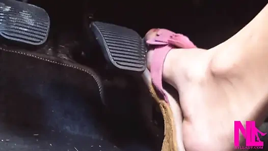 Pembe takozlarda pedal pompalıyor/parmak arası terlik