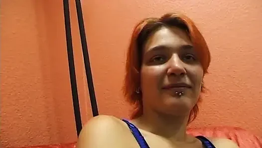 Küçük memeli kızıl saçlı fahişe tek başına mastürbasyon yapıyor