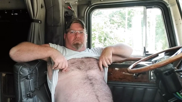 Извращенец играет в грузовике