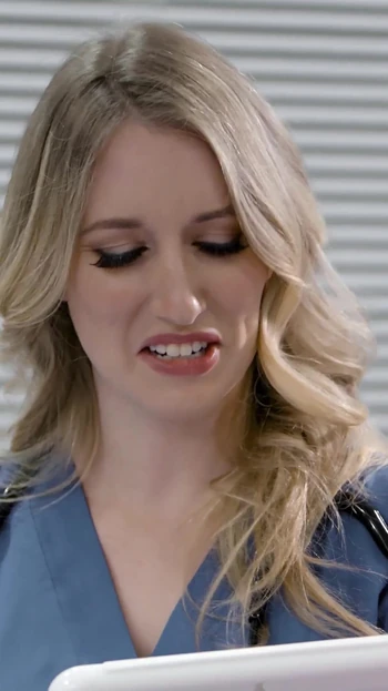 Girlsway - оптимистичная новичок медсестра Софи Райан оказывает дополнительную помощь доктору Jaded Riley Reyes