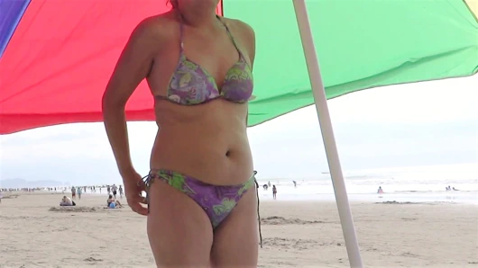 Latina anne plajda gösterileri kapalı ve lezzetli masturbates