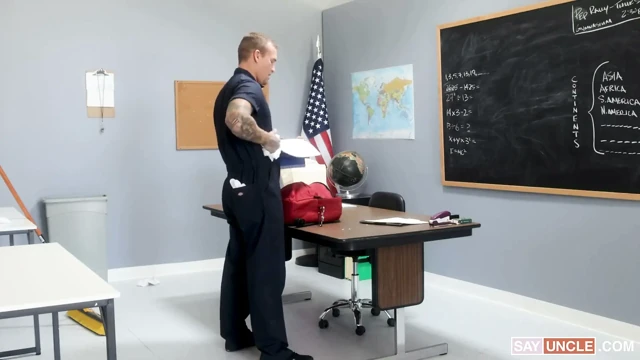 Dizlerinin üzerinde bir inek kaslı öğrenci Shae Reynolds ve Isaac X, sırt çantasını geri almak için yarak emiyor