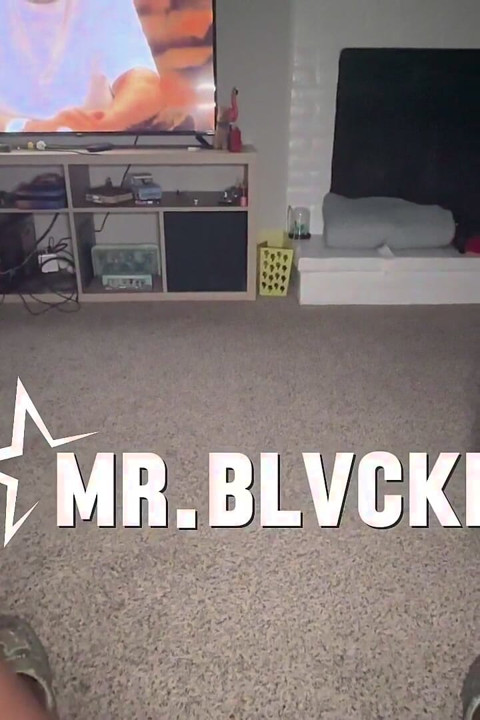 Kişisel bir evcil hayvan: ft Mr Blvck Rose