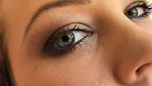 Genç kız sıkı amıyla dildoyla oynuyor