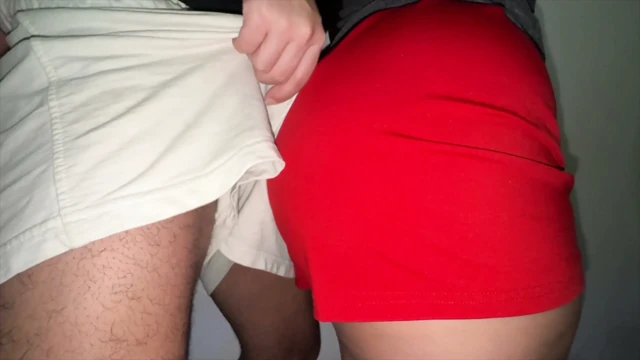 Bir yabancının ereksiyonını okşuyor ve hatta kendini siktiriyor