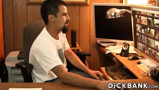 Dövmeli yarak hardy mastürbasyon yaparken bacaklarını genişletiyor