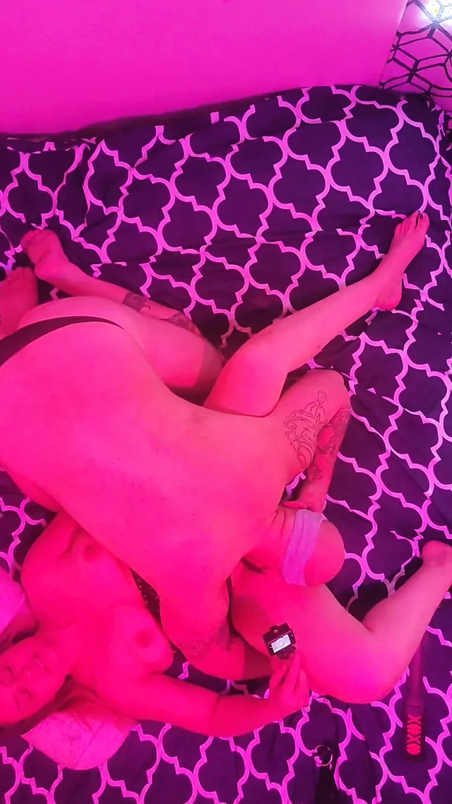 Skycam partiden sonra orta yaşlı seksi kadını rastgele bir adam tarafından sikilirken yakalıyor.