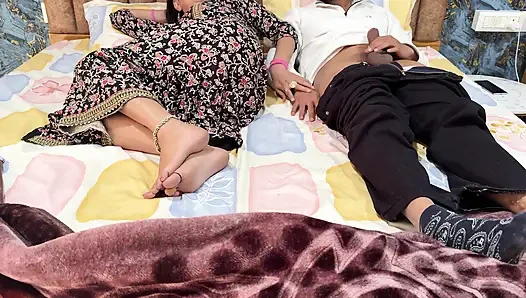 Büyük üvey kız kardeşim kızdı, tek kişilik yatağı paylaştık, tam Hintçe ses