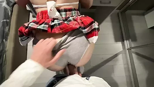 Öğretmen ders sırasında kız öğrenciyi sikiyor ve ağzına geldi